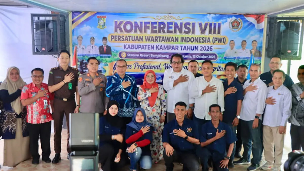 Wabup Kampar Misharti usai membuka Konferensi VIII PWI Kampar  foto bersama Ketua PWI Kampar Syawal (empat kanan berdiri) dan jajaran pengurus PWI Kampar dan tamu undangan  di Stanum Resort Bangkinang, Kamis (15/10/2026). (Diskominfo Kampar untuk Riaupos.co)
