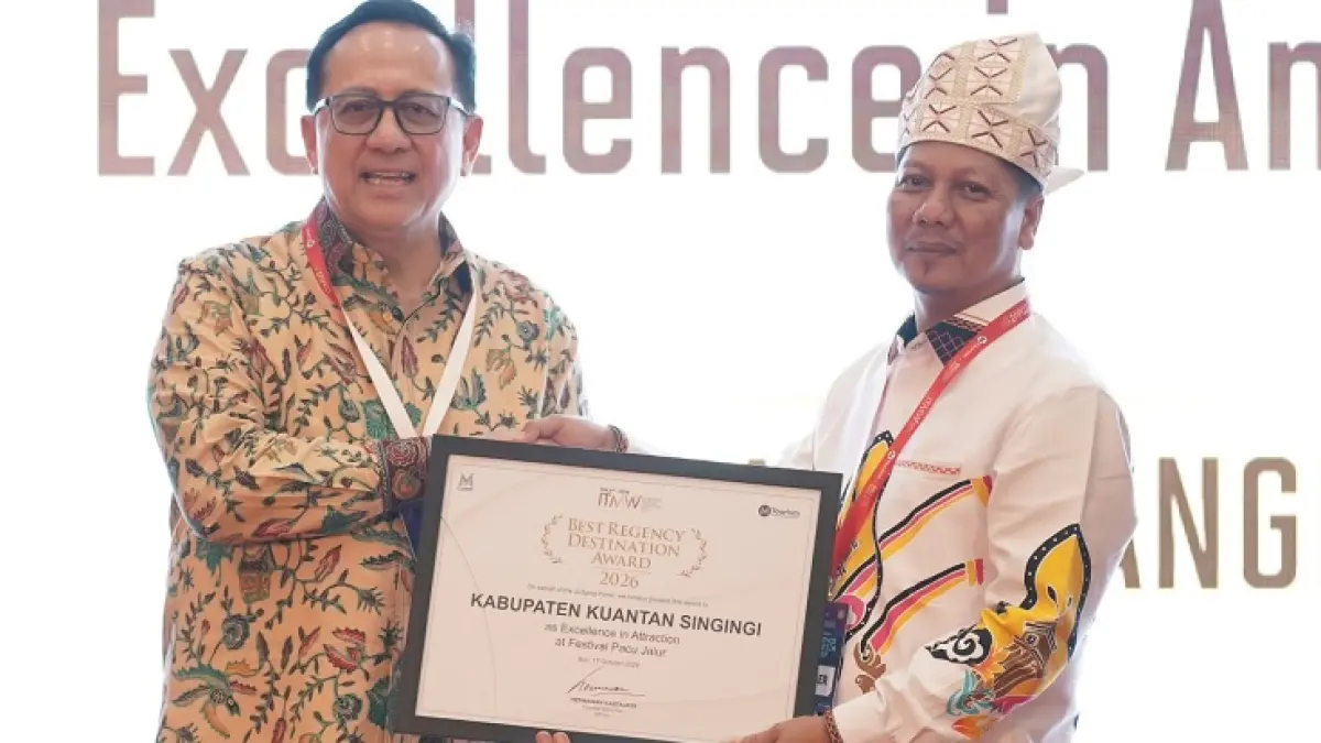 Plt Bupati Kuansing H Muklisin meraih penghargaan Best Regency Destination Award 2026 dalam kategori Excellence in Attraction pada ajang Indonesia Tourism Marketing Week (ITMW) 2026 yang diselenggarakan MarkPlus Tourism di Bali, Sabtu (17/10/2026).(Kominfos Kuansing)