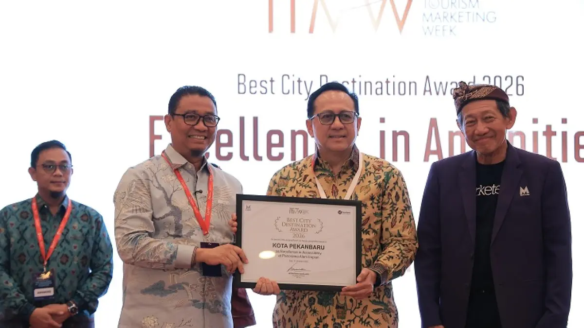 Wawako Pekanbaru Markarius Anwar menerima langsung penghargaan ITMW Destination Awards 2026 kategori Excellence in Accessibility mewakili Wako Pekanbaru Agung Nugroho, Sabtu (17/10/2026), dalam rangkaian kegiatan ITMW 2026 di Prama Sanur Beach, Denpasar, Bali.(ISTIMEWA)