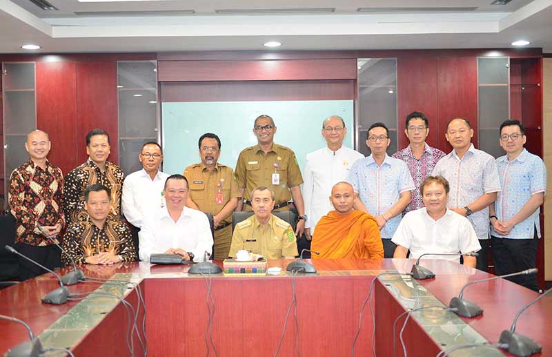 FOTO BERSAMA: Gubernur Riau Drs H Syamsuar MSi (duduk tengah), Ketua PSMTI Provinsi Riau Peng Suyoto (duduk dua kiri), Kadisbud Riau Yoserizal Zen (empat kiri berdiri) foto bersama dengan panitia peringatan Hari Waisak Nasional di Kantor Gubernur Riau, Se