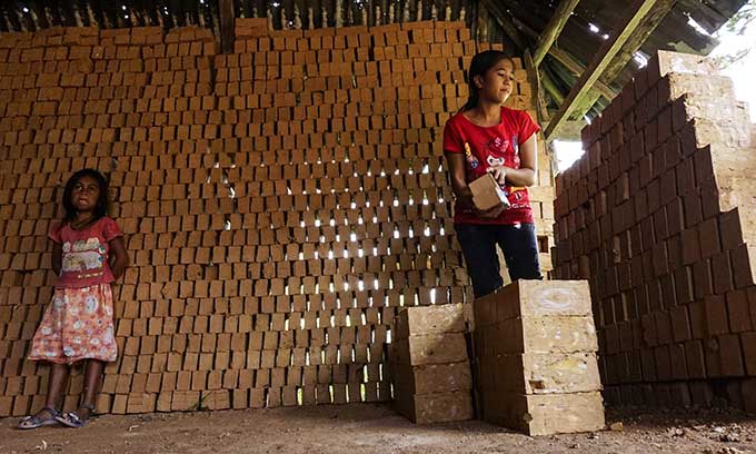 SUSUN BATA: Diana menyusun batu bata di bedeng pembuatan batu bata di Jalan Badak Kecamatan Tenayan Raya, Pekanbaru, Selasa (22/1/2019). (MHD AKHWAN/RIAU POS)
