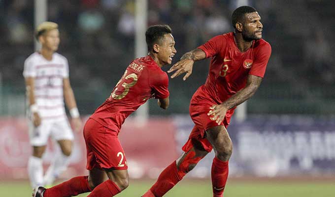 SELEBRASI: Penyerang Indonesia Marinus Wanewar (kanan) melakukan selebrasi setelah mencetak gol keduanya saat mengalahkan Kamboja 2-0 di penyisihan terakhir Grup B Piala AFF U-22 di Olympic Stadium, Phnom Penh, Jumat (22/2/2019). (ALLEX QOAMRULLA/JPG)
