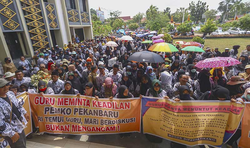 UNJUK RASA: Ratusan guru sertifikasi melakukan unjuk rasa di Kantor DPRD Kota Pekanbaru, Senin (8/4/2019). Ini adalah unjuk rasa yang ketujuh dilakukan para guru terkait tunjangan penambah penghasilan (TPP) yang dihapuskan Pemko Pekanbaru. (EVAN GUNANZAR/