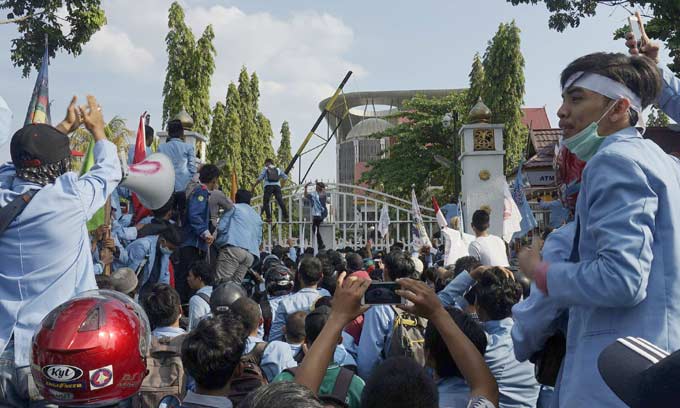 UNJUK RASA: Ratusan mahasiswa Universitas Riau saat unjuk rasa di Kantor Gubernur Riau Jalan Jenderal Sudirman, Pekanbaru, Kamis (13/9/2018). Aksi itu terkait sengketa lahan di kampus mereka yang sudah 13 tahun tak kunjung selesai. (MHD AKHWAN/RIAU POS)