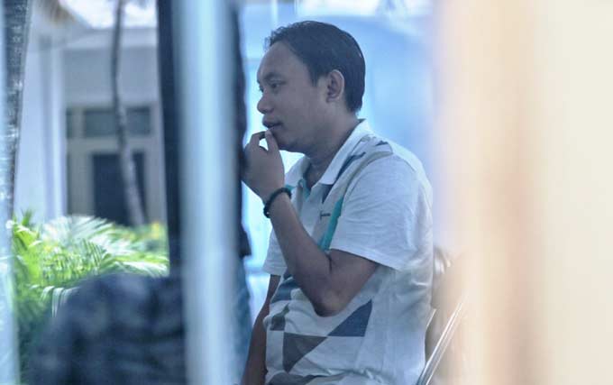 DIPERIKSA: Ketua Komisi IV DPRD Kota Mataram H Muhir saat diperiksa penyidik di aula gedung Kejari Mataram, Jumat (14/9/2018). (IVAN/JPG)