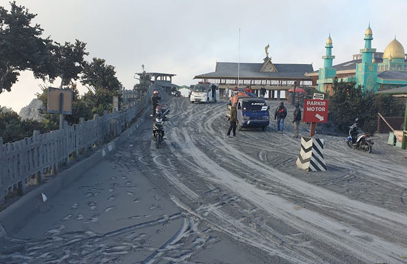 ERUPSI: Suasana di pos jaga saat Gunung Tangkuban Perahu erupsi, Jumat (26/7/2019). (POS JAGA TANGKUPAN PARAHU FOR JPG))
