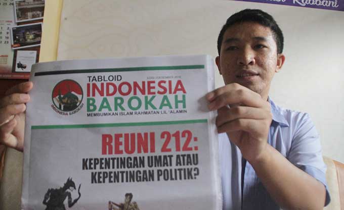 TUNJUKKAN TABLOID: Pihak Bawaslu menunjukkn tabloid Indonesia Barokah yang sudah masuk ke kantor pos wilayah Ponorogo, Jumat (25/1/2019). (NUR WACHID/JPG)