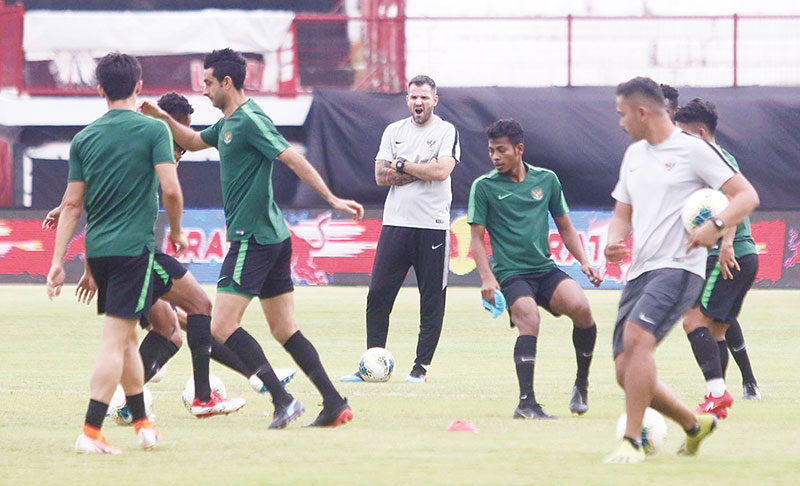HIBUR LILIPALY: Pemain Malaysia Corbin Ong Lawrence (kiri) menghibur Stefano Lilipaly usai pertandingan Kualifikasi Piala Dunia 2022 di SUGBK, Jakarta, Kamis (5/9/2019). (Chandra Satwika/JPG)