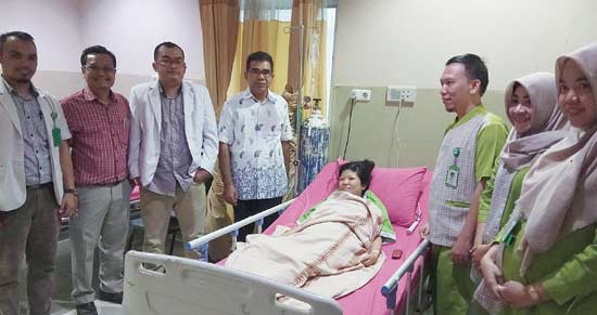 TERBARING: Ice Lucia masih terbaring didampingi owner dan tim dokter RS Sansani, Kamis (30/8/2018). Foto kiri, bayi di luar rahim yang baru lahir dengan selamat.(SARIDAL/RIAU POS)