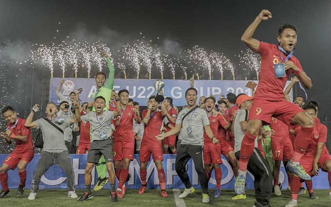 SELEBRASI: Ricky Fajrin Saputra (dua kanan) melakukan selebrasi usai mencetak gol ketiga Indonesia saat mengalahkan Laos 3-0 pada penyisihan Grup A Asian Games 2018 di Bekasi, Jumat (17/8/2018). (IMAM HUSEIN/JPG)