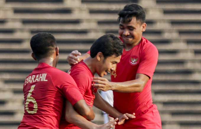 SELEBRASI: Pahlawan Indonesia Muhammad Lutfi Kamal Baharsyah (tengah) melakukan selebrasi setelah membobol gawang Vietnam pada semifinal Piala AFF U-22 di Stadion National Olimpic Phnom Penh, Ahad (24/2/2019). (ALLEX QOMARULLA/JPG)