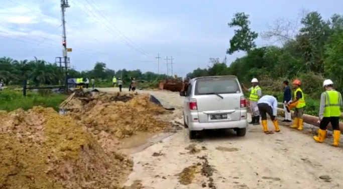 BISA DILALUI: Kondisi terkini jalan alternatif Pekanbaru menuju Pelabuhan Tanjung Buton, Siak yang sudah bisa dilalui kendaraan umum, Ahad (17/11/2019). WIWIK WIDANINGSIH/Riau Pos