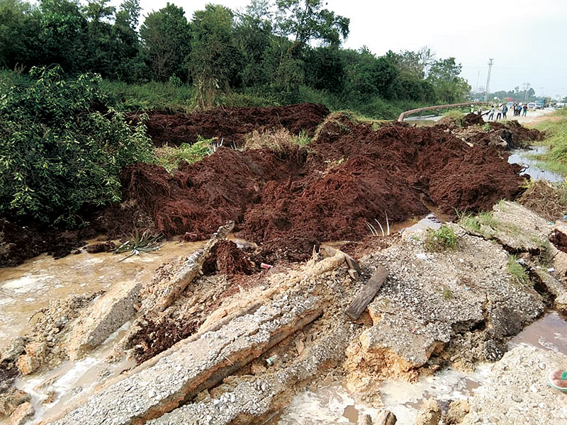 JALAN AMBLAS: Kondisi pascaamblasnya jalan nasional Pelabuhan Tanjung Buton-Pekanbaru, Kamis (7/11/2019). (WIWIK WIERDANGSIH/RIAU POS)