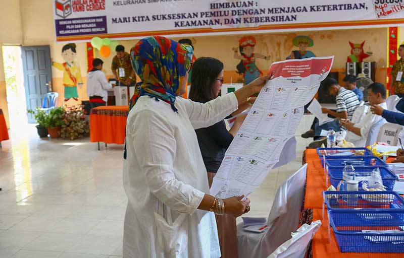 HAK PILIH: Warga menggunakan hak pilihnya di TPS 03 Kelurahan Simpang Empat, Kecamatan Pekanbaru Kota dalam pemilu 2019, Rabu (17/4/2019). (EVAN GUNANZAR/RIAU POS)