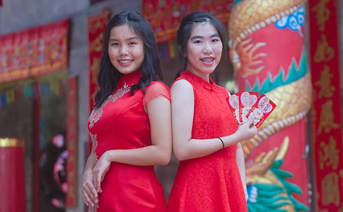 BERPOSE: Vinnylia Yangsen (kiri) dan Jesslyn Angelia Kosasih berpose di Klenteng Dewi Sakti jalan Karya Indah, Pekanbaru. Foto diambil beberapa waktu lalu. (MHD AKHWAN/RIAUPOS)