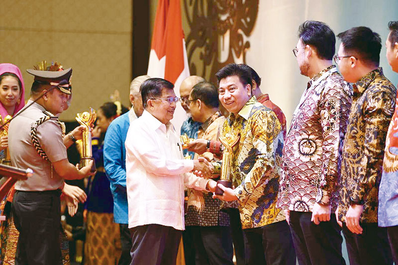 SERAHKAN: Wakil Presiden RI Jusuf Kalla menyerahkan piala dan piagam kepada Direktur Utama PT RAPP Sihol Aritonang mewakili APRIL Group saat pembukaan Trade Expo Indonesia 2019 di Indonesia Convention Exhibition, Bumi Serpong Damai (BSD), Rabu (16/10/2019