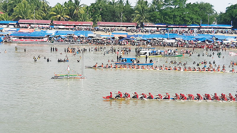 Dua jalur berpacu sengit hingga finis pada hari ketiga pelaksanaan FPJ 2019 di Tepian Narosa Telukkuantan, Jumat (23/8/2019).(JUPRISON/RIAUPOS)
