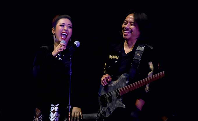 BERKOLABORASI: Soimah dan Budjana berkolaborasi di panggung Java Jazz 2019 pada Sabtu dini hari (2/3/2019). (JPG)