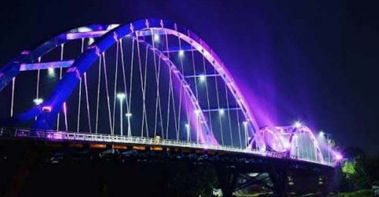 MEMBENTANG: Jembatan Waterfront City yang membentang di atas Sungai Kampar menghubungkan Kota Bangkinang dengan Kampuong Godang, Kecamatan Bangkinang. KPK menetapkan dua tersangka dugaan korupsi pembangunan jembatan tersebut.