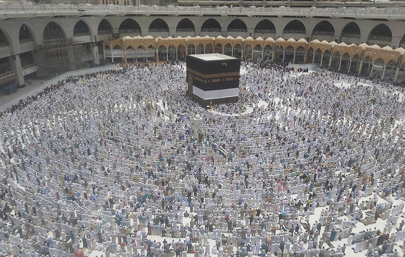 DIPADATI: Masjidilharam semakin dipadati jamaah. Sementara terlihat kiswah Kakbah terangkat dan menandakan musim haji dimulai, Sabtu (20/7/2019). (PPIH ARAB SAUDI/JPG)