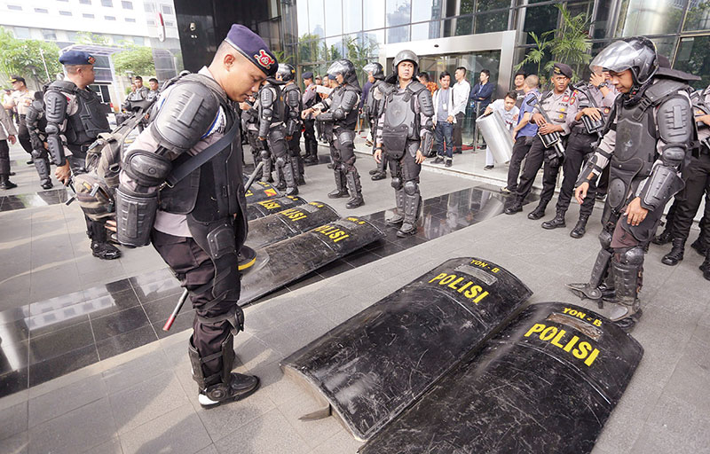 PENGAMANAN: Puluhan personel Brimob dan Sabhara melakukan pengamanan aksi unjuk rasa dari berbagai elemen di Gedung KPK Jakarta, Rabu (6/11/2019). Jelang penetapan nama-nama Dewan Pengawas KPK oleh Presiden Joko Widodo dan pelantikan komisioner baru KPK 2