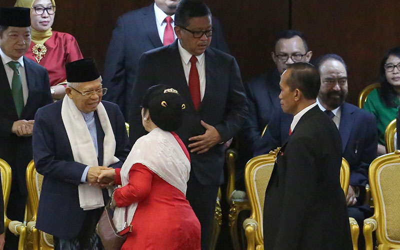 SALAMI MAâ€™RUF AMIN: Ketua Umum PDIP Megawati Soekarnoputri menyalami Maâ€™ruf Amin setelah melewati Ketua Umum NasDem Surya Paloh dalam rapat paripurna pelantikan anggota DPR/MPR/DPD, Selasa (1/10/2019). (FEDRIK TARIGAN/JPG)