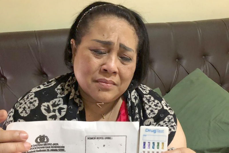 DITANGKAP: Komedian Nunung ditangkap Polda Metro Jaya setelah diduga mengonsumsi narkotika jenis sabu bersama suaminya, Jumat (19/7/2019). (POLDA METRO JAYA FOR JPG)