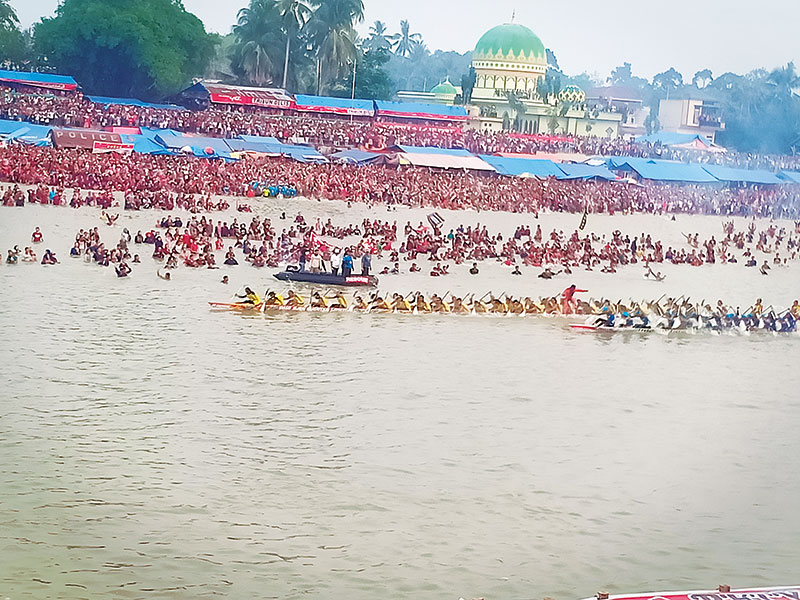 Peringkat I: Jalur Pahlawan Kuantan dari Desa Muaro Sentajo (atas) berhadapan dengan jalur Limbago Sati dari Kopah saat memperebutkan peringkat 1 dan 2 di Tepian Narosa Telukkuantan, Ahad (25/8/2019).(mardias chan/riau pos)