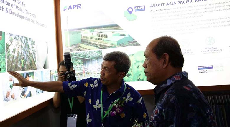 JELASKAN: Direktur Industri Tekstil, Kulit dan Alas Kaki Muhdori menerima penjelasan dari Direktur Asia Pacific Rayon (APR) Basrie Kamba seputar proses pembuatan viscose rayon yang terbuat dari dissolving pulp bersertifikat internasional.