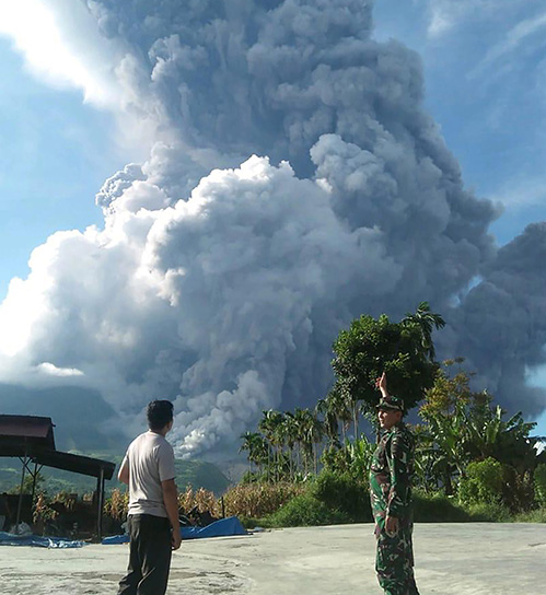 ABU VULKANIK: Gunung Sinabung di Kabupaten Karo, Sumatera Utara memuntahkan abu vulkanik tebal, Ahad (9/6/2019). Handout/BNPB/AFP