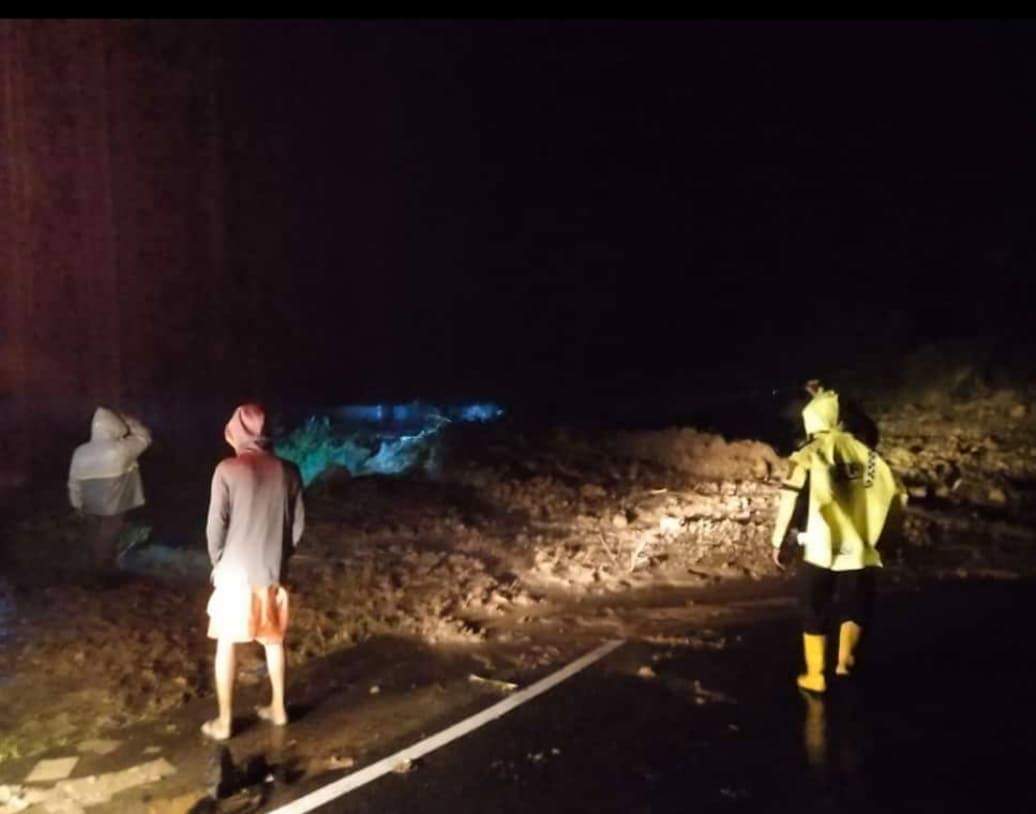 Petugas bergerak cepat mencoba mengatasi jalan putus di pinggir Jalan Negara Sumbar-Riau, Jorong Kotomarapak, Nagari Persiapan Uluaie,  Kecamatan Harau, Kabupaten Limapuluh Kota akibat hujan deras, Sabtu (23/11/2019).