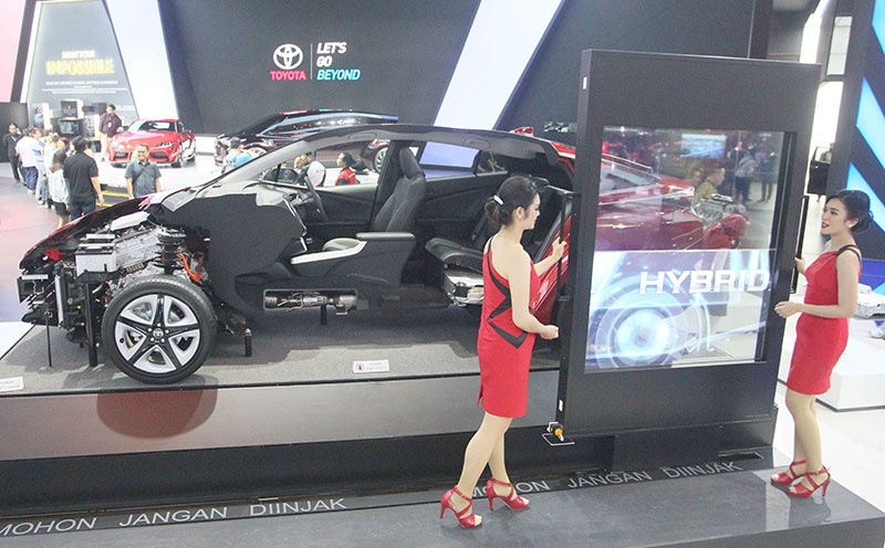 HYBRID: Dua Sales Promotion Girl (SPG) memperlihatkan Toyota All New CHR Hybrid di Gaikindo Indonesia International Auto Show (GIIAS) 2019 di ICE BSD City Tangerang, Banten, Kamis (18/7/2019). (RAKA DENNY/JPG)