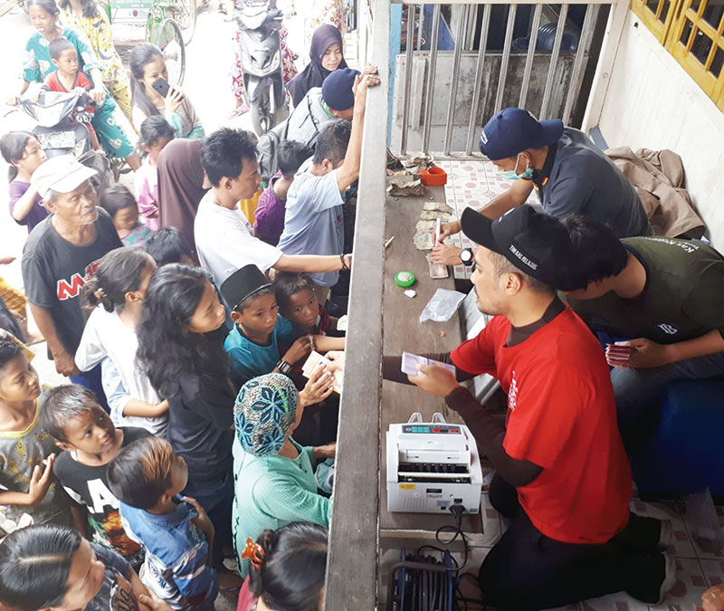 PERAHU NELAYAN: Tim Kas Keliling Bank Indonesia bersama Komandan KRI Barakuda 633 Mayor Laut (P) Moechammad Soeryo kembali dari Pulau Toboali, Bangka Belitung menggunakan perahu nelayan usai pelayanan penukaran uang rupiah, Rabu (16/10/2019).(LISMAR SUMIR