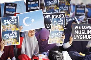 BELA UYGHUR: Massa yang tergabung dalam Forum Persaudaraan Umat Islam Banten (FPUIB) menggelar aksi damai Bela Muslim Uyghur di Kota Serang, Banten, Jumat (21/12/2018). Aksi ini sebagai bentuk kepedulian terhadap sesama saudara muslim. (DEDI KURNIAWAN/JPG