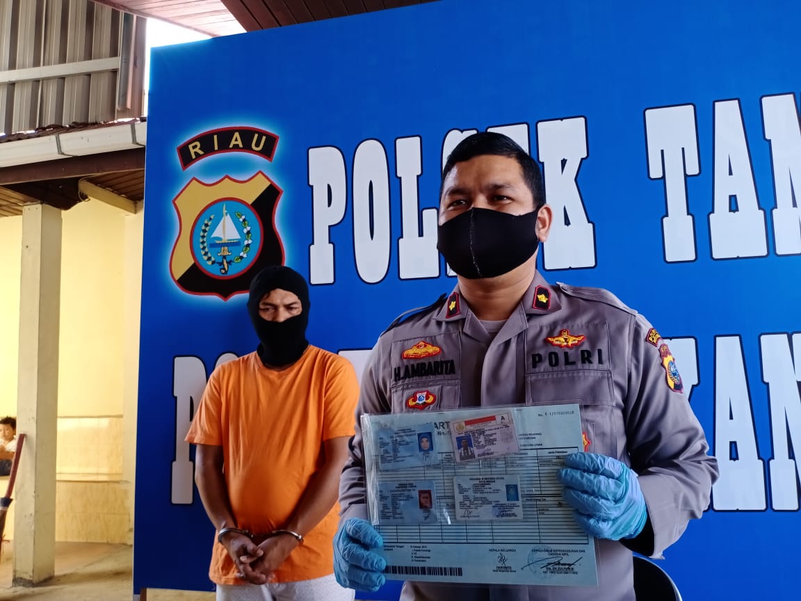 Kapolsek Tampan Kompol Hotmartua Ambarita saat ekspose penipuan rumah berkedok syariah. Kamis (30/7/2020).(SOFIAH/RIAUPOS.CO)
