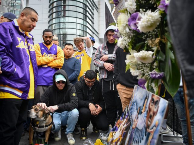 Fans Los Angeles Lakers berduka di luar Staples Center, Los Angeles. (USA Today)