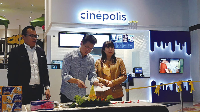 Deputi CEO PT Cinemaxx Global Pacific, Anthony Sondakh saat memotong tumpeng dalam agenda pembukaan Cinepolis Junior di Living World, Pekanbaru, Rabu (20/11/2019).(*2/ SAID MUFTI/ RIAU POS)