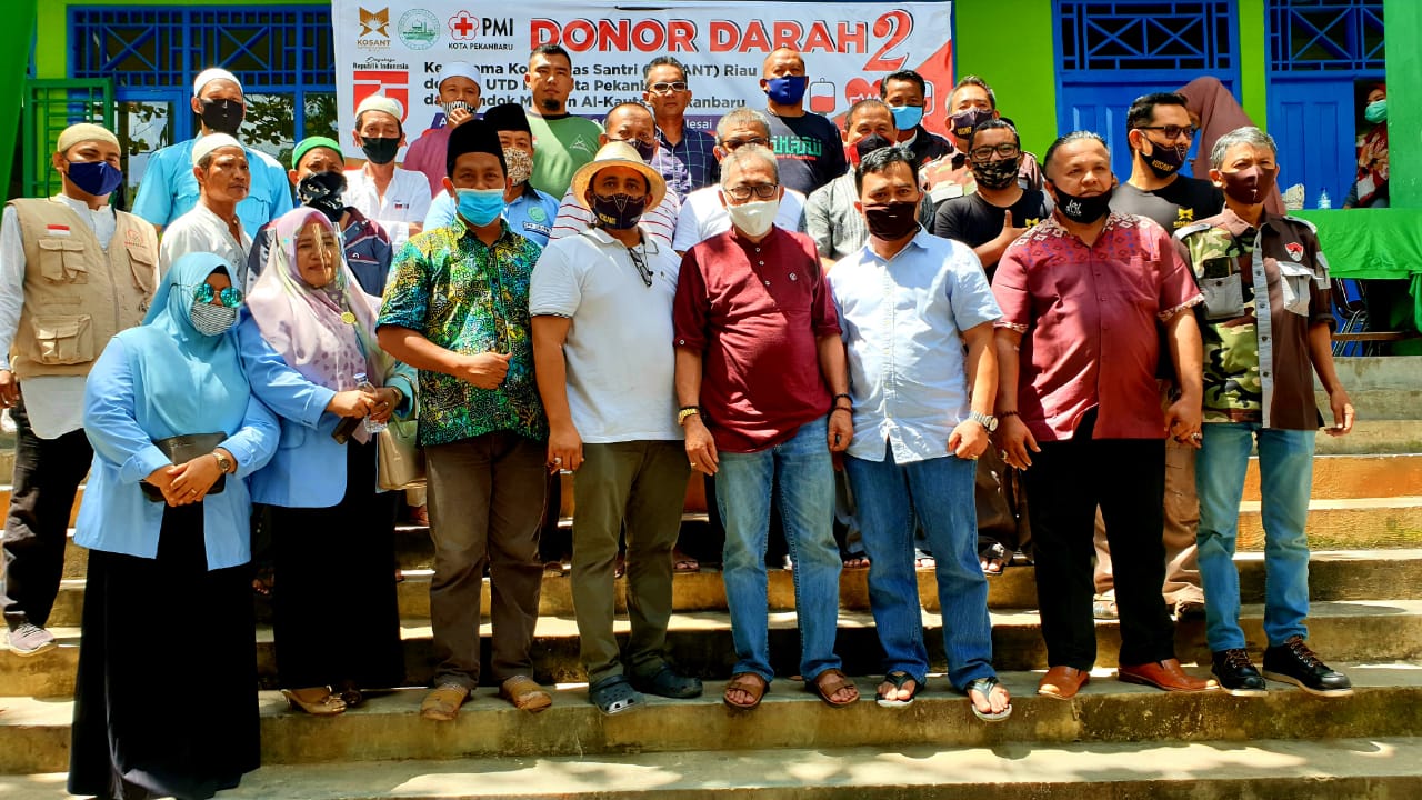 Foto bersama Komunitas Santri Riau saat menggelar kegiatan donor darah di Pondok Modern Al Kautsar, Pekanbaru, Ahad (9/8/2020).(KOSANT FOR RIAU POS)