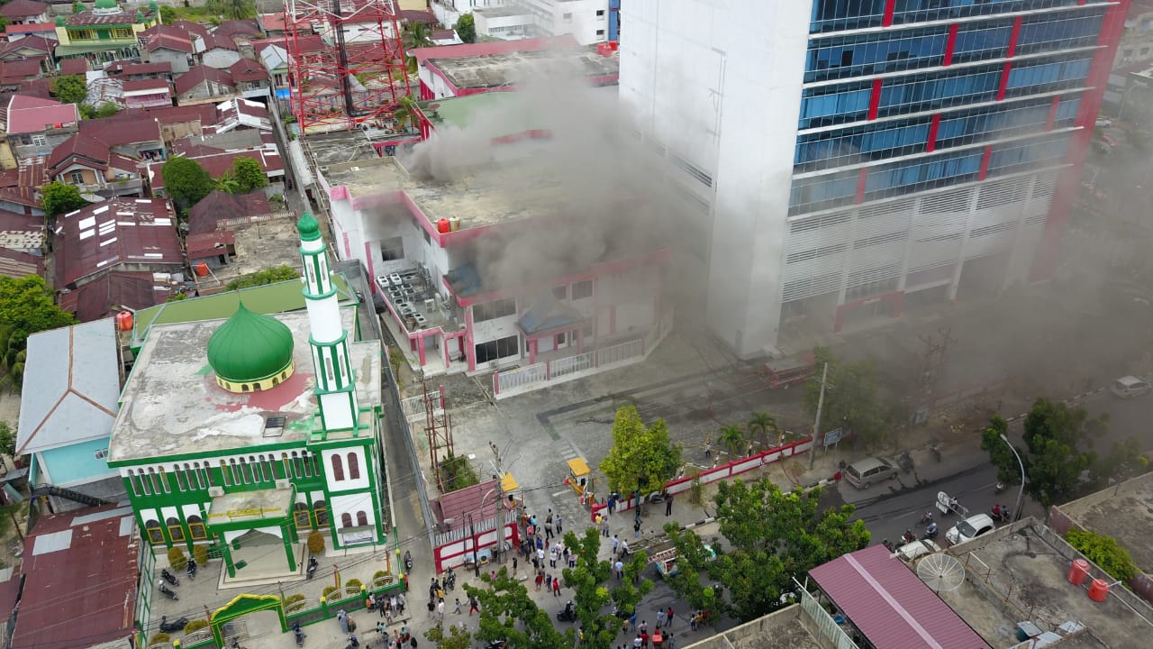 Salah satu bagian bangunan gedung server STO Telkom Pekanbaru di Komplek Gedung Plasa Telkom Pekanbaru, Jalan Sudirman terbakar, Selasa (11/8/2020) sekitar pukul 14:40 WIB.(DEFIZAL/RIAUPOS.CO)