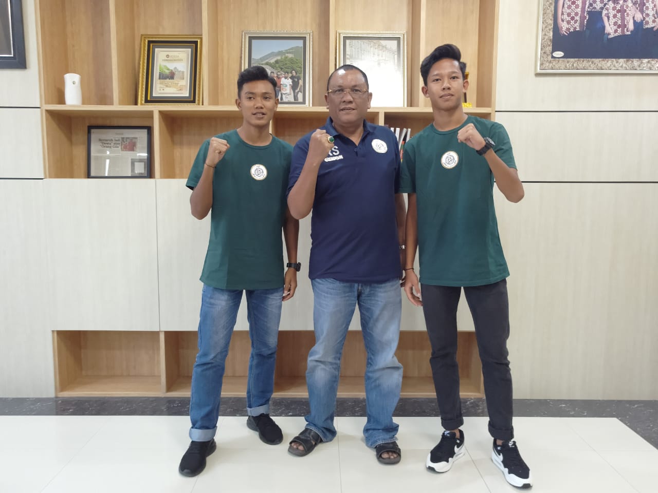 Alowisius Sandi Ardiles (kiri), Ignasius Abelard Tegar Pambudi (kanan) dan pemilik klub KS Tiga Naga Rudi Sinaga berfoto sebelum berangkat ke Spanyol untuk menjalani latihan, Rabu 9/10/2019. (SOLEH SAPUTRA/RIAUPOS.CO)