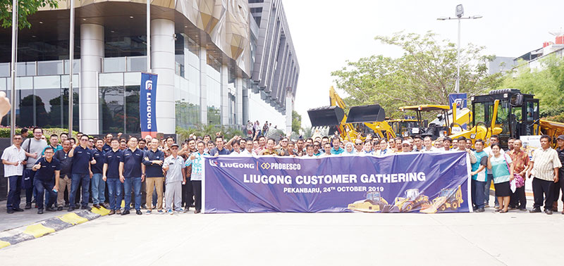 GATHERING: Tim PT Probesco Disatama foto bersama konsumen dalam acara Liugong Customer Gathering di Halaman SKA Coex, Pekanbaru, Kamis (24/10/2019).(LIUGONG FOR RIAU POS)