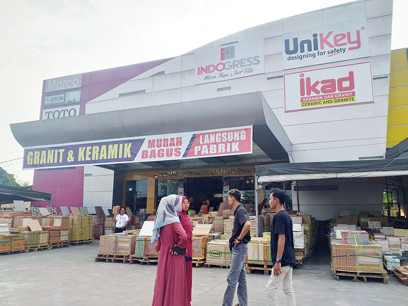 BELANJA: Pengunjung usai berbelanja di Grand Central Bangunan, Jumat (1/11/2019).( *1/mirshal/riau pos)