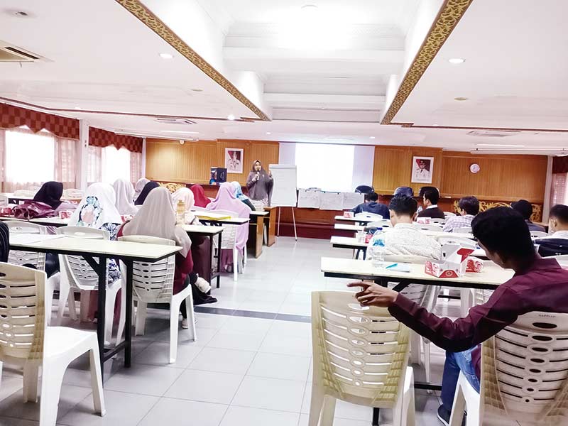 IKUTI KURSUS: Calon pengantin saat mengikuti kursus atau pelatihan pranikah di BP4 Kota Pekanbaru, beberapa hari lalu.( SOFIAH/RIAU POS )