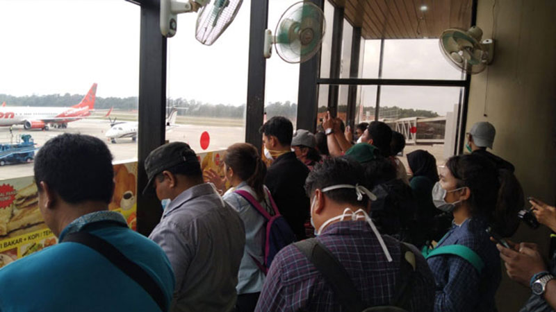 Meliput kedatangan saudara dari Wuhan. (PUTUT ARIYOTEJO/BATAMPOS.CO.ID)