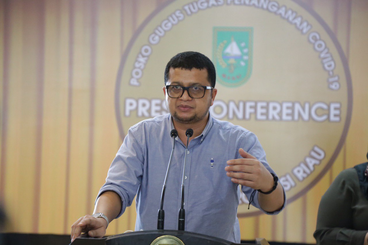 Juru bicara tim gugus tugas percepatan penanganan Covid-19 Riau dr Indra Yovi saat menyampaikan keterangan pers, Selasa (14/7/2020).(DISKOMINFOTIK RIAU FOR RIAUPOS.CO)