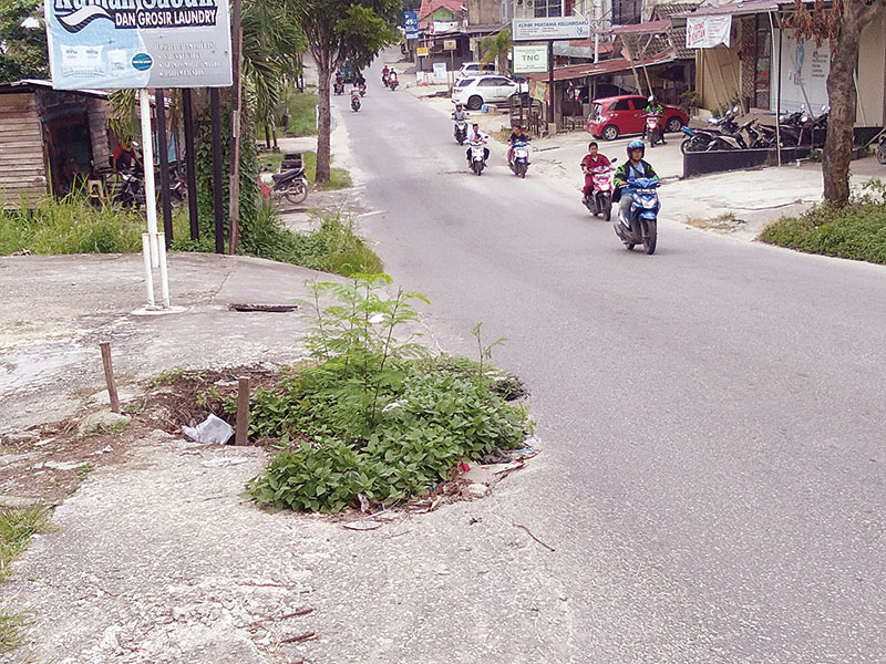 Drainase di Jalan Srikandi  Kelurahan Delima, Kecamatan Tampan amblas dan secara perlahan memakan sebagian badan jalan, Jumat (24/1/2020). (PRAPTI SEPTI LESTARI/RIAUPOS.CO)
