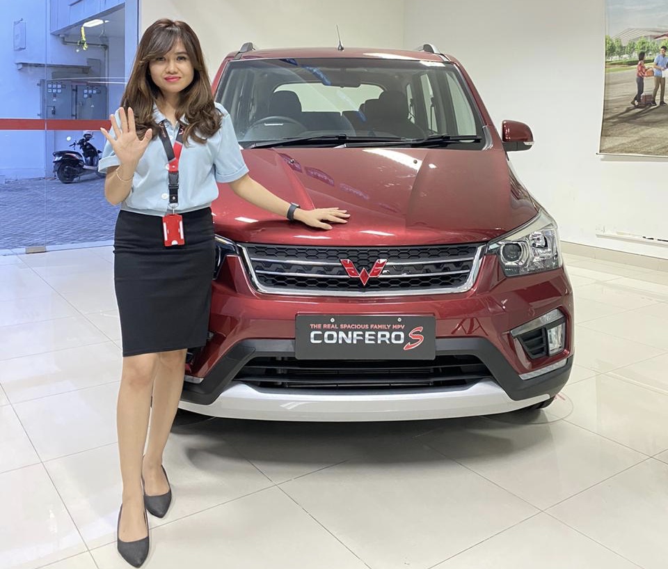 Karyawan Wuling Motors pamerkan produk Wuling Confero.(WULING FOR RIAUPOS.CO)