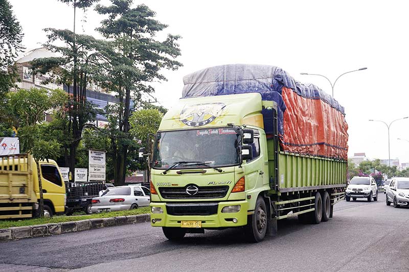 TRUK MELINTAS: Truk bertonase besar melintas di Jalan HR Soebrantas, beberapa waktu lalu. (MHD AKHWAN/RIAUPOS)