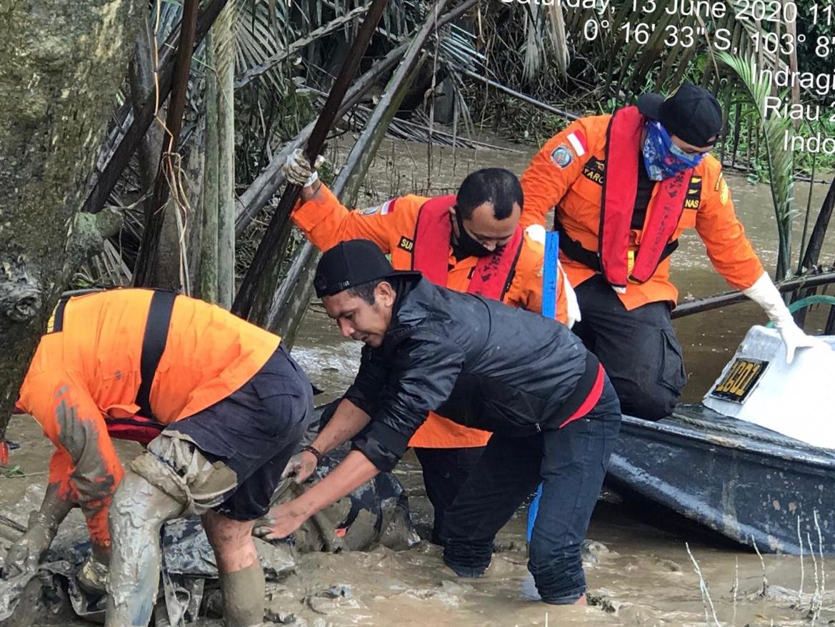 Petugas gabungan saat mengevakuasi korban jatuh dari Jembatan Kuala Getek, Kecamatan Batang Tuaka, Inhil, Sabtu (13/6/2020).(TIM SAR untuk RIAUPOS.CO)