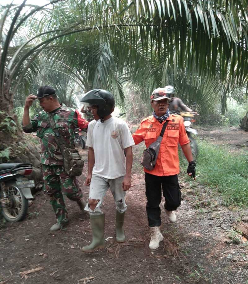 Pelaku Karhutla berisial Ism (30) warga Kelurahan Pematang Reba diamankan petugas dari Kodim 0302 Inhu, Selasa (17/9/2019). Foto Kasmedi